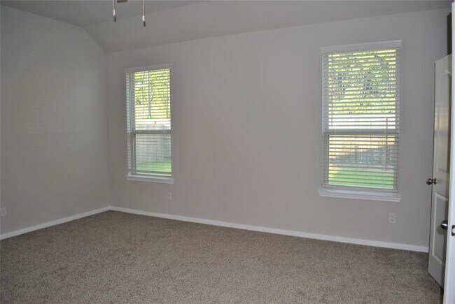 Building Photo - 14131 Lake Lodge Dr