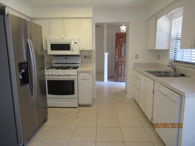 Building Photo - Beautiful 3 Bedroom Home with Huge Yard!