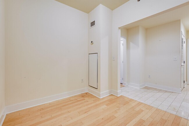 Building Photo - 1125 Maxwell Ln