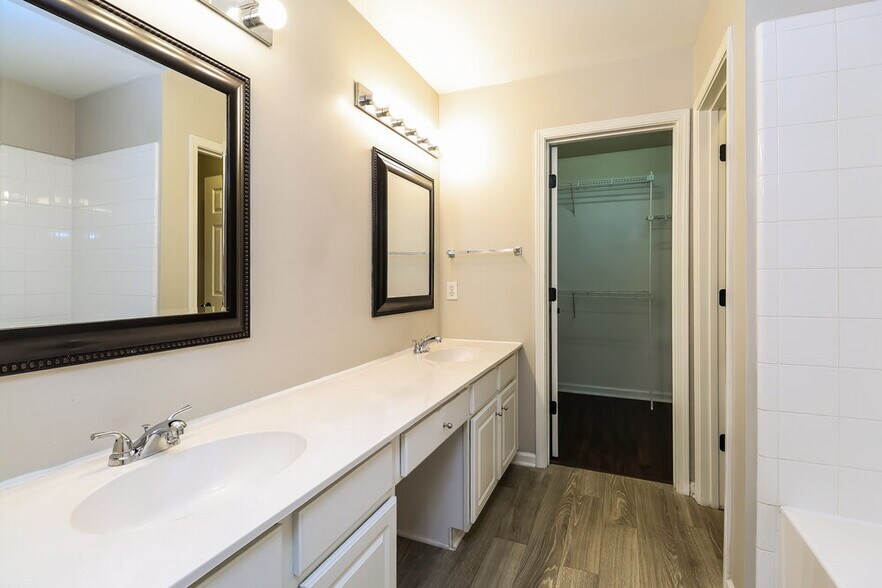 Building Photo - 2728 Wingdale Dr