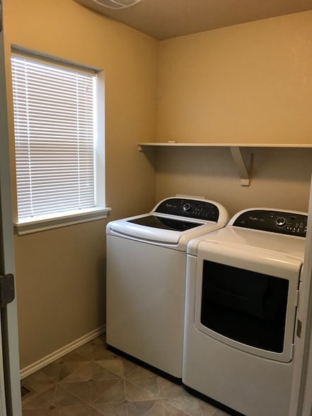 Building Photo - 2121 Saison St