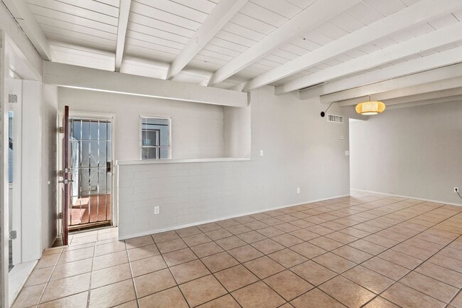 Building Photo - Charming central home