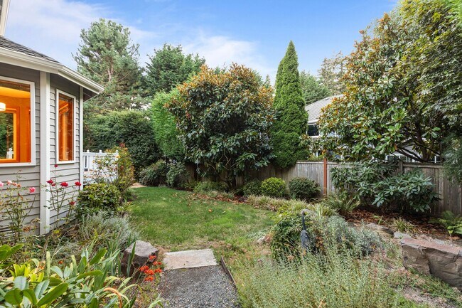 Building Photo - Spacious 4 bed/2.5 bath in Kirkland