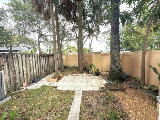 Building Photo - 531 SW 18th Ave