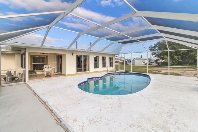 Building Photo - FURNISHED SHORT TERM RENTAL - 3 Bed / 2 Bath - Single Family Pool Home - $3,250/month