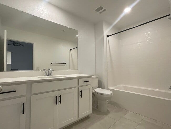 Building Photo - 3-bedroom townhome, 2cg, gated community