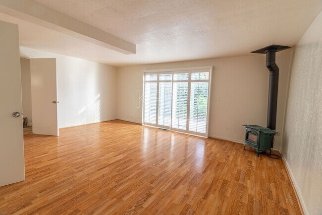 Building Photo - 966 W Mariposa Ave