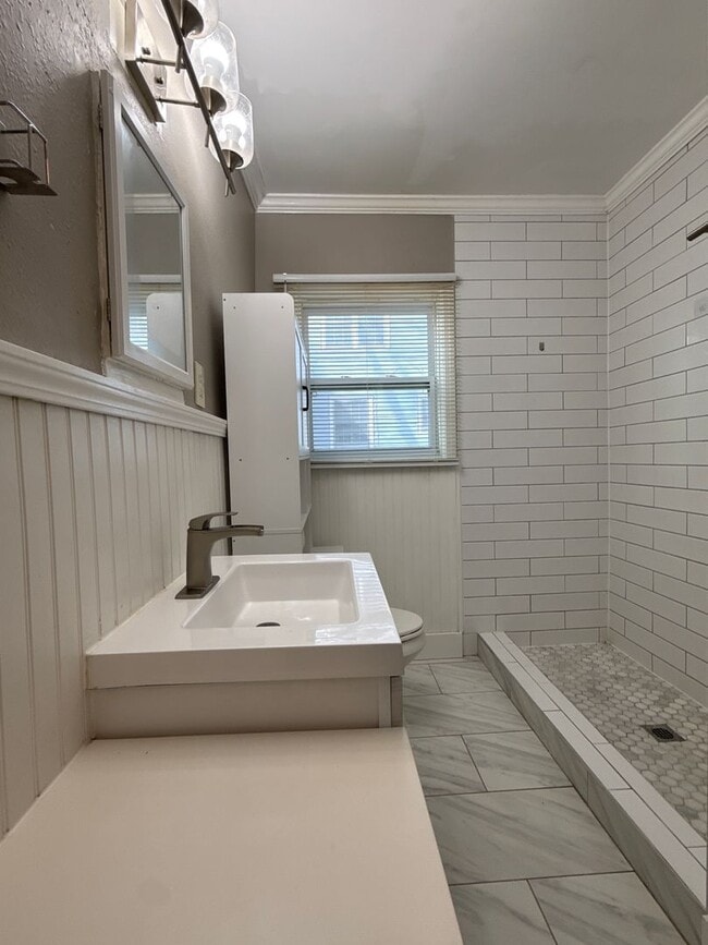 Building Photo - 1268 Eastland Rd SE