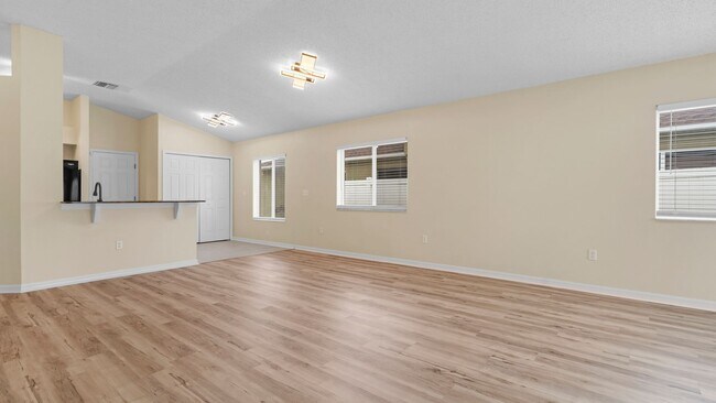 Building Photo - Single Story 3 bedroom 2 bathroom rental h...