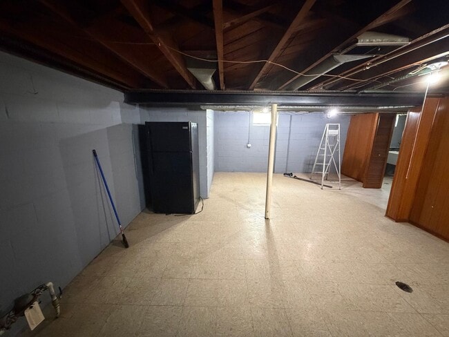 Building Photo - 3bd Bungalow w/basement