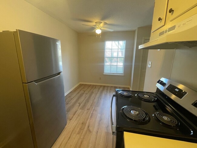 Building Photo - Salem Square is close to everything!