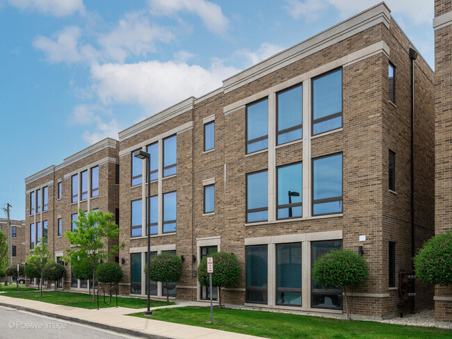 Building Photo - 2150 N Neenah Ave