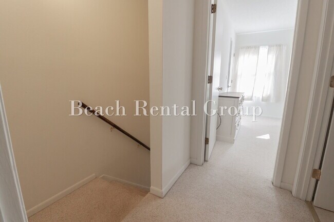 Building Photo - No HOA Furnished Townhouse close to Ocean