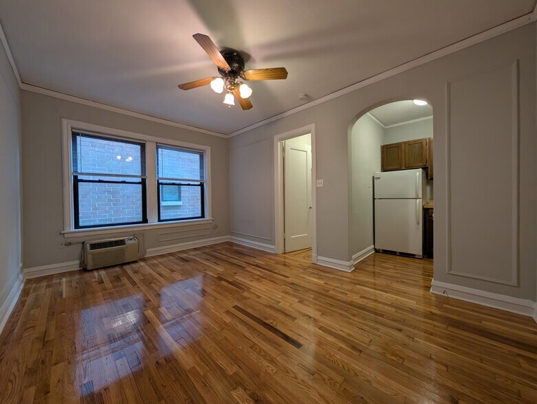 Building Photo - 832 W Wolfram St