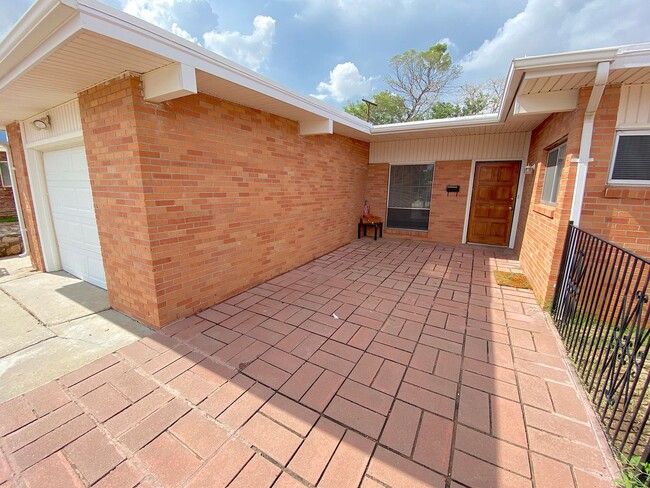 Building Photo - Northeast El Paso 3 Bed Refrig A/C! All Tile Flooring