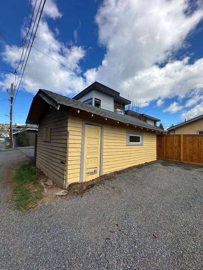 Building Photo - Charming 2 Bed / 2 Bath Home in Prime Westside Bend Location