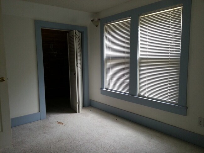 Building Photo - 2 bedroom house on large corner lot in Man...