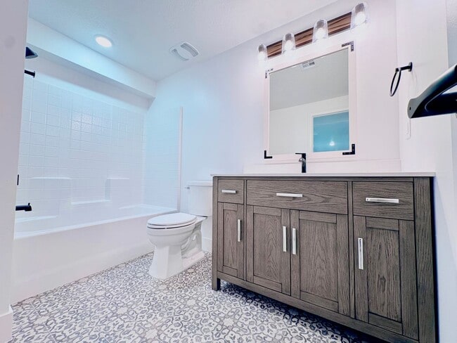 Building Photo - Six Bedroom House!! FREE: WiFi, Lawn care and Water softener!!