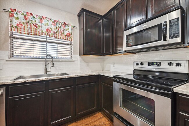 Building Photo - 4 Bedroom Single Family in Crossroads