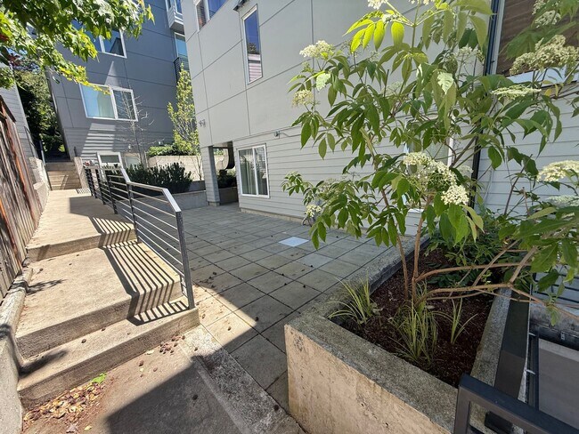 Building Photo - North Capitol Hill Townhome