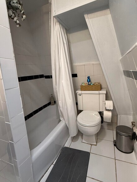 Building Photo - 6 Rice St