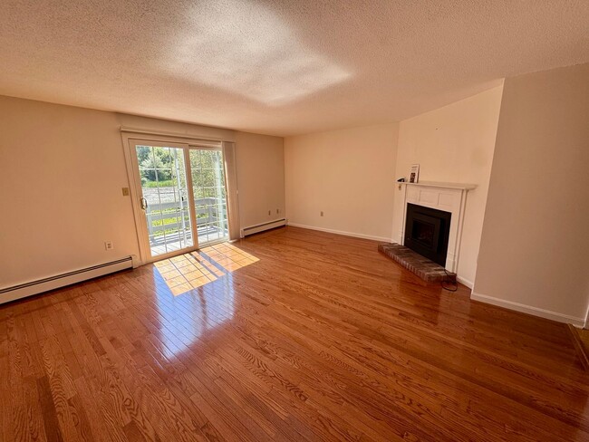 Building Photo - 2 Bedroom, 1.5 Bath condo w/ wonderful vie...