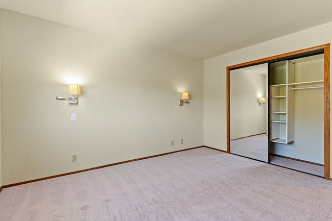 Building Photo - Utilities Paid! 3 Bedroom in Hayward with ...