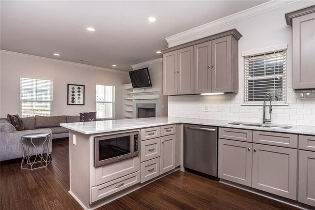 Building Photo - 6516 W Pleasant Way