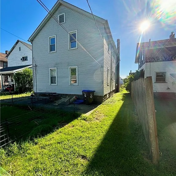 Building Photo - 647 Spruce Ave