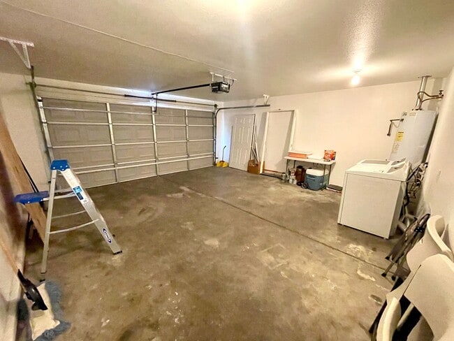 Building Photo - Luxurious Fully Furnished 3 Bedroom Home with Garage!