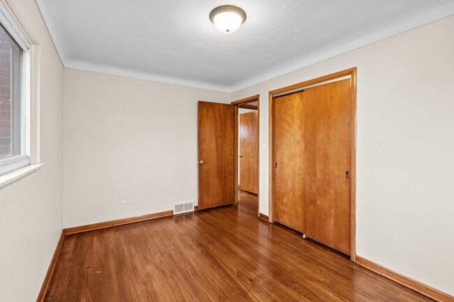 Building Photo - 5525 Sunnyside Dr