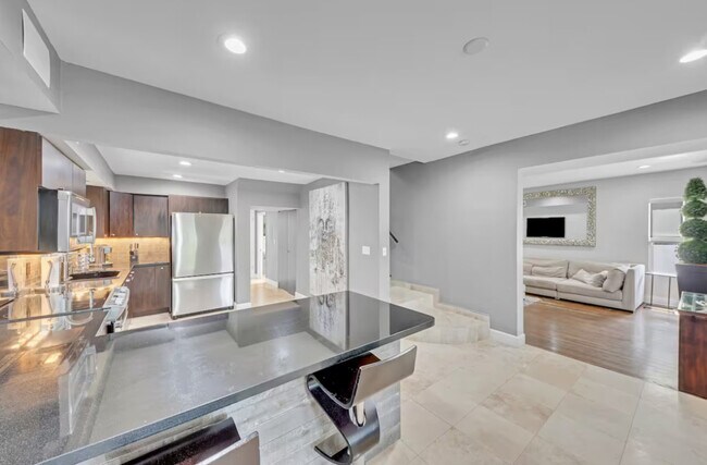 Building Photo - 200 NE 16th Ave