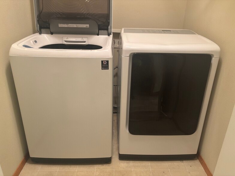 Building Photo - 511 Queen Ave NE