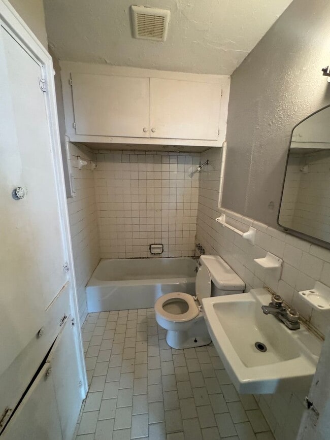 Building Photo - Spacious 3 Bedroom Home