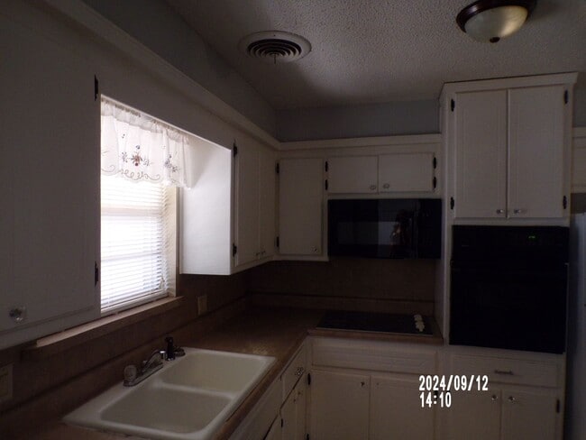 Building Photo - Pets negotiable with owner approval