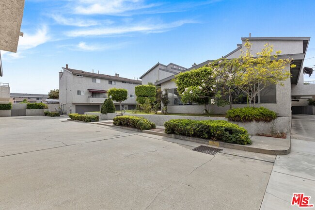 Building Photo - 15305 Berendo Ave
