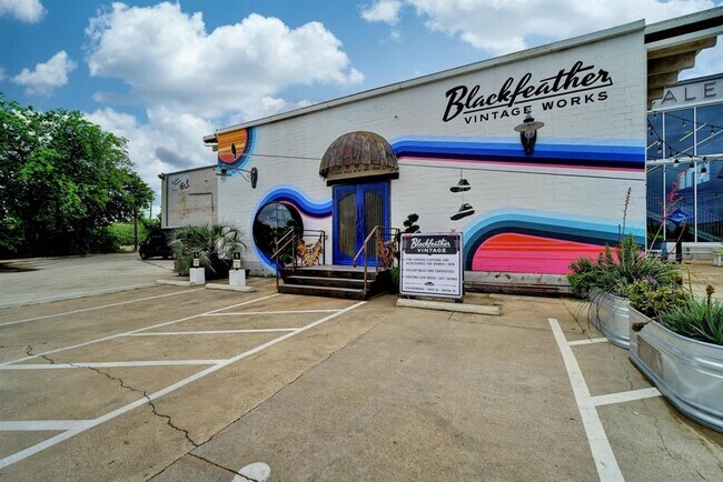 Building Photo - 910 Bret Ln