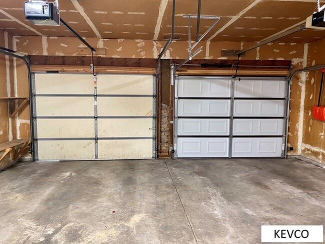 Building Photo - Great Three Bed in Campus West!