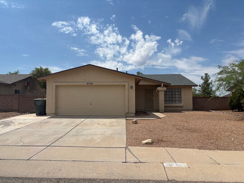 Primary Photo - 9940 E Gray Hawk Dr