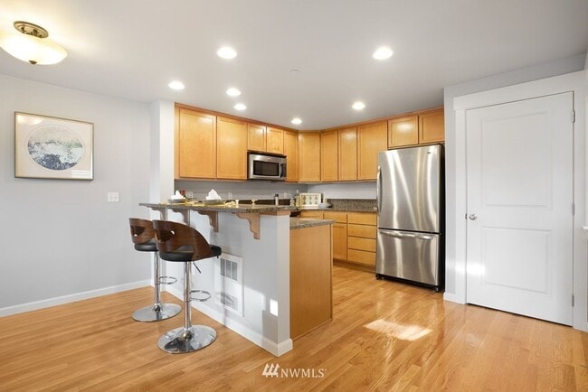 Building Photo - Large 2-Bedroom Northgate Townhome