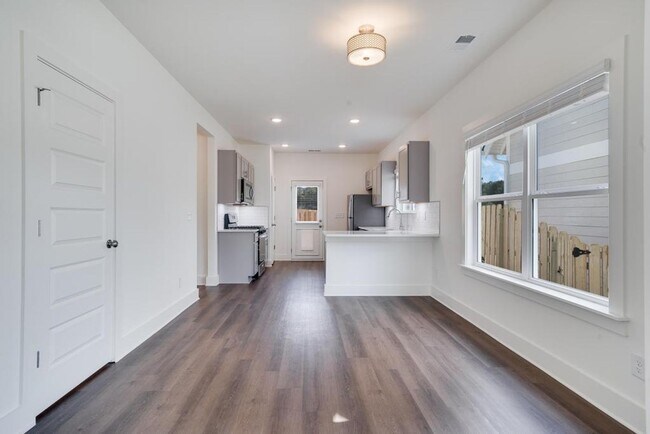 Building Photo - Primary suite on main level, bonus loft space upstairs!