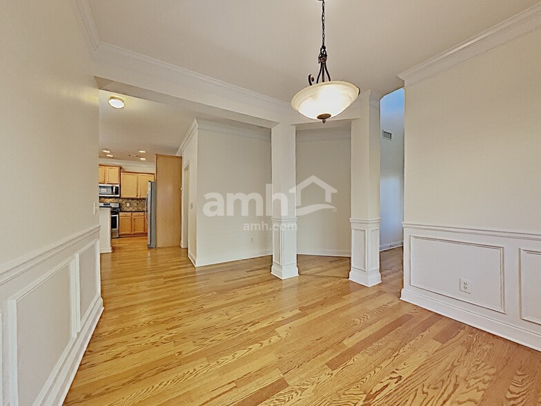 Building Photo - 263 Royal Cres Terrace