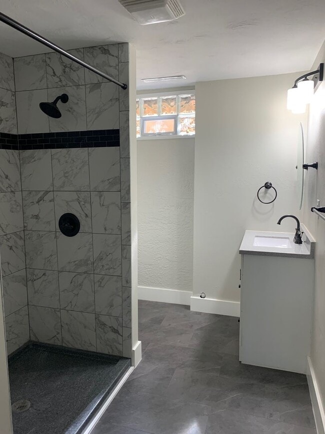 Building Photo - Beautiful 4 Bedroom 3 Bathroom Home in Wes...