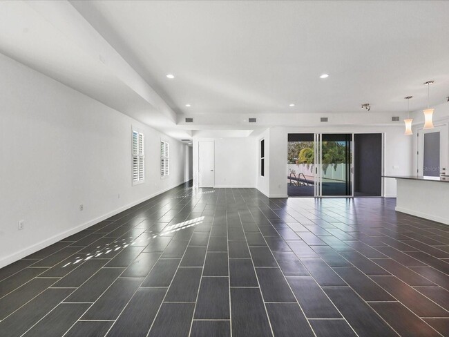 Building Photo - 4524 Riverwood Ave