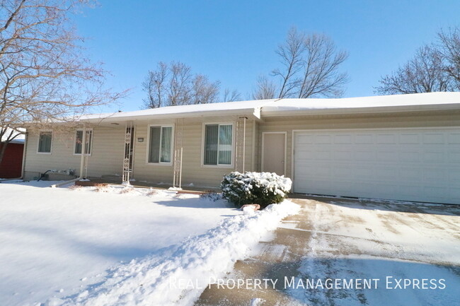 Primary Photo - Great 4 Bedroom 2 Bath Home with Attached ...