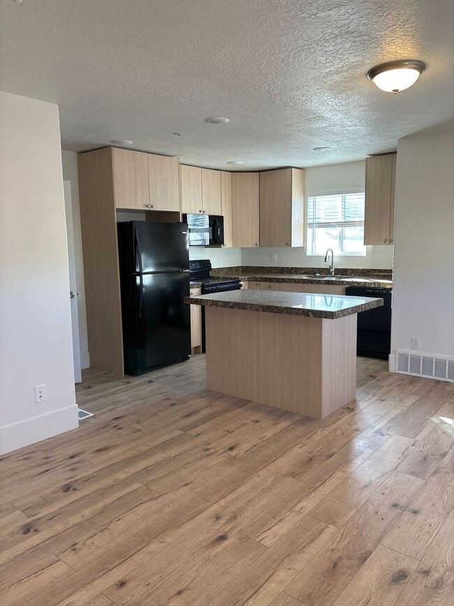 Building Photo - Pet Friendly Townhome