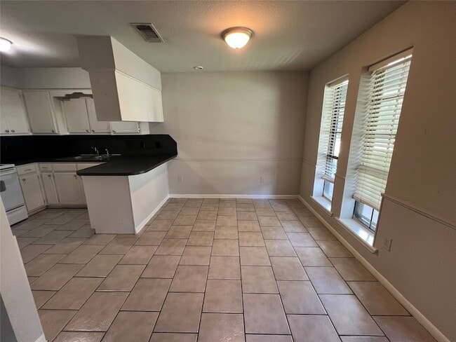 Building Photo - 1400 W Laurel St