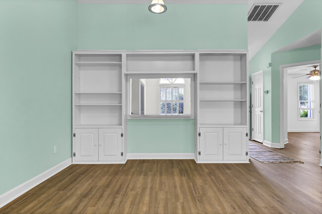 Building Photo - 2827 Springfield Dr