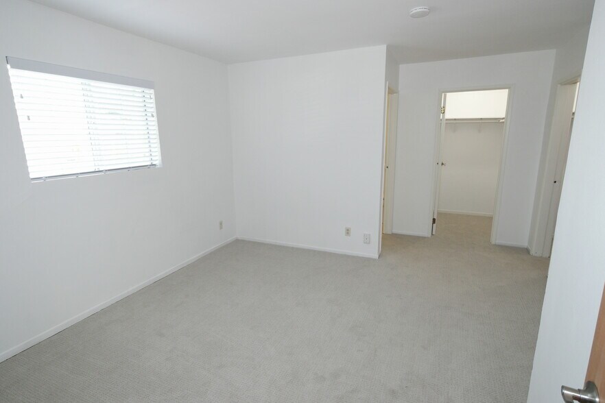 Building Photo - 611 Calle Pensamiento