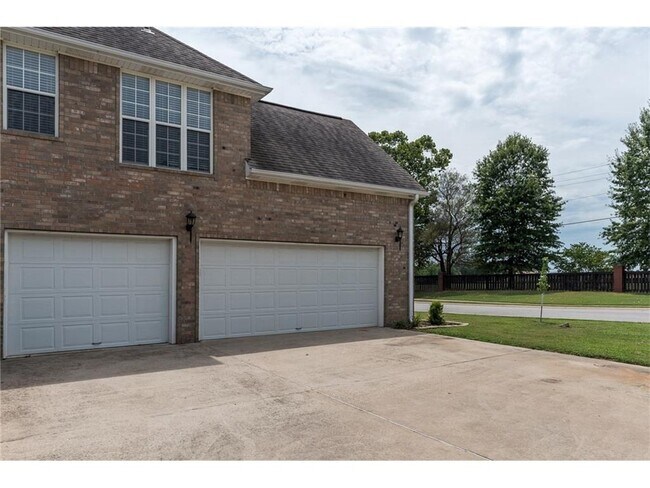 Building Photo - 601 Auburn St